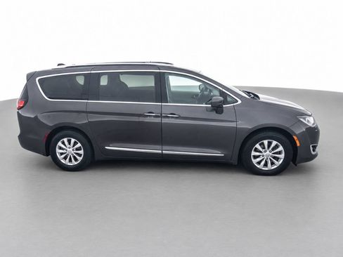 Used 2018 Chrysler Pacifica Touring-L w/ Premium Audio Group FWD image 4