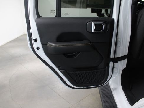 Used 2024 Jeep Wrangler Sahara image 28