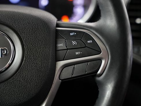 Used 2018 Jeep Grand Cherokee Altitude AWD/4WD image 12