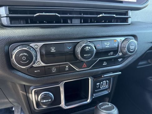 Used 2024 Jeep Gladiator Sport image 31