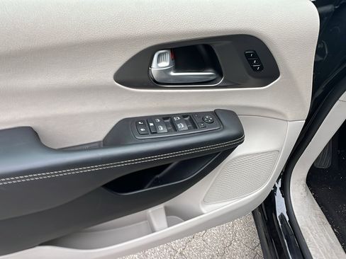 Used 2024 Chrysler Pacifica Touring-L image 15