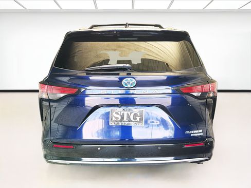 Used 2022 Toyota Sienna Platinum FWD image 5