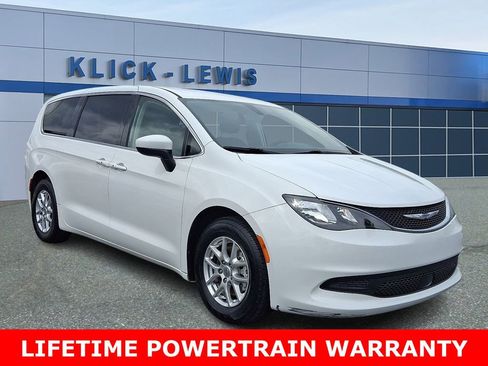 Used 2022 Chrysler Voyager LX image 1