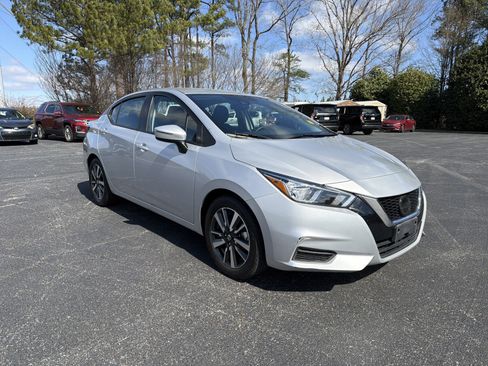 Used 2021 Nissan Versa SV image 3