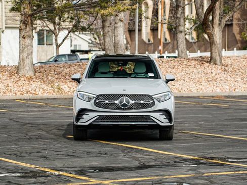 Used 2025 Mercedes-Benz GLC 350e 4MATIC image 2