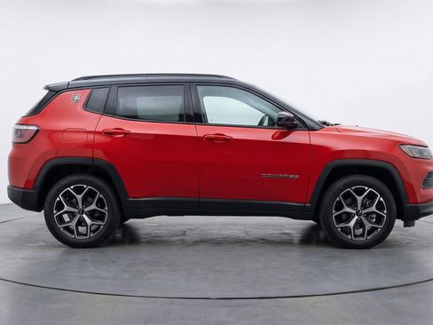 Used 2025 Jeep Compass Limited image 11