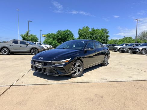 Used 2025 Hyundai Elantra Sport FWD image 28