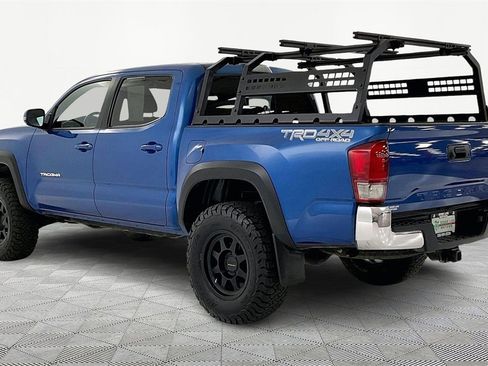 Used 2017 Toyota Tacoma TRD Off-Road image 4