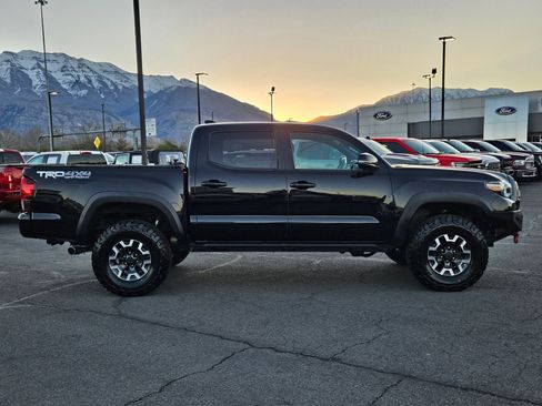 Used 2018 Toyota Tacoma TRD Off-Road w/ Technology Package image 2