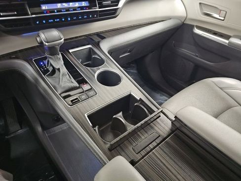 Used 2024 Toyota Sienna Limited image 23