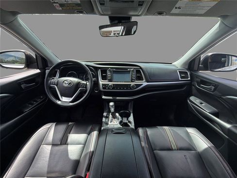 Used 2019 Toyota Highlander SE AWD/4WD image 22