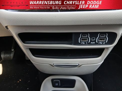 Used 2023 Chrysler Pacifica Touring-L FWD image 25