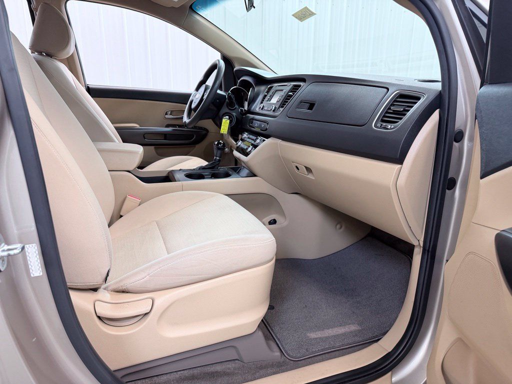 Used 2017 Kia Sedona LX FWD image 33