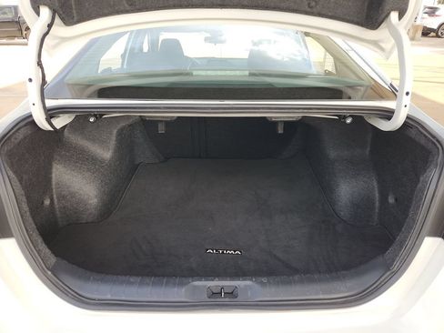 Used 2025 Nissan Altima 2.5 SV FWD image 14