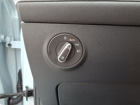 Certified 2025 Volkswagen Taos SE image 25