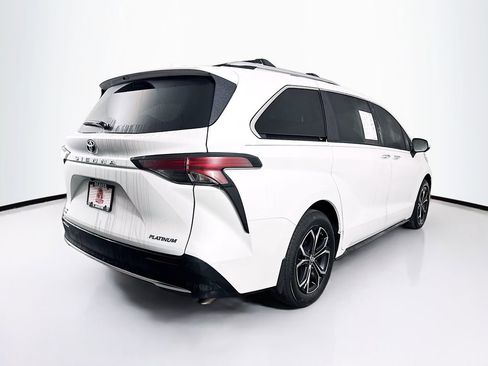 Used 2025 Toyota Sienna Platinum image 10