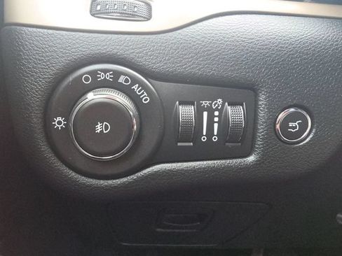 Used 2017 Jeep Cherokee Latitude w/ Comfort & Sound Group AWD/4WD image 17