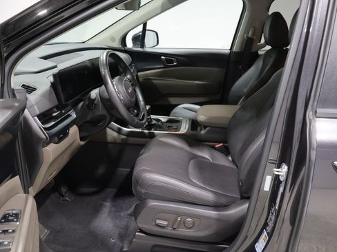 Used 2025 Kia Carnival FWD image 11