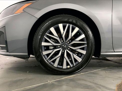 Used 2025 Nissan Altima 2.5 SV image 9