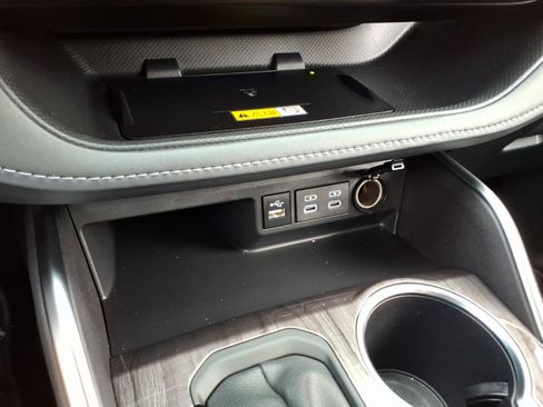 Certified 2024 Toyota Highlander Limited FWD image 19