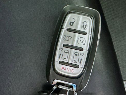 Used 2023 Chrysler Pacifica Touring-L image 40