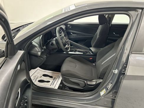 Used 2023 Hyundai Elantra SE FWD image 9