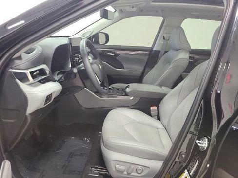 Used 2026 Toyota Highlander Platinum AWD/4WD image 24