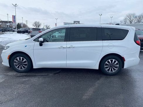 Certified 2023 Chrysler Pacifica Touring-L image 2