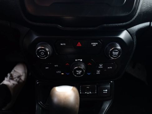 Used 2018 Jeep Renegade Latitude FWD image 15