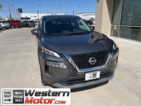 Used 2023 Nissan Rogue SV image 2