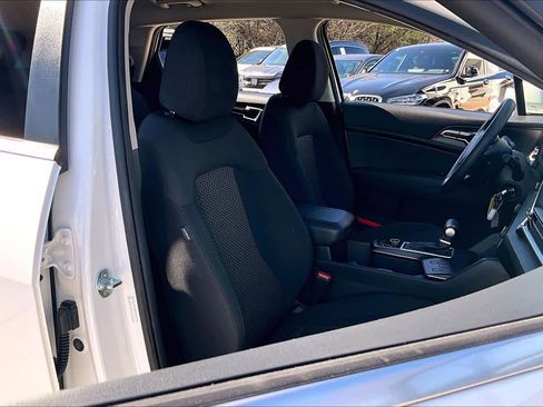 Used 2024 Kia Sportage LX image 9