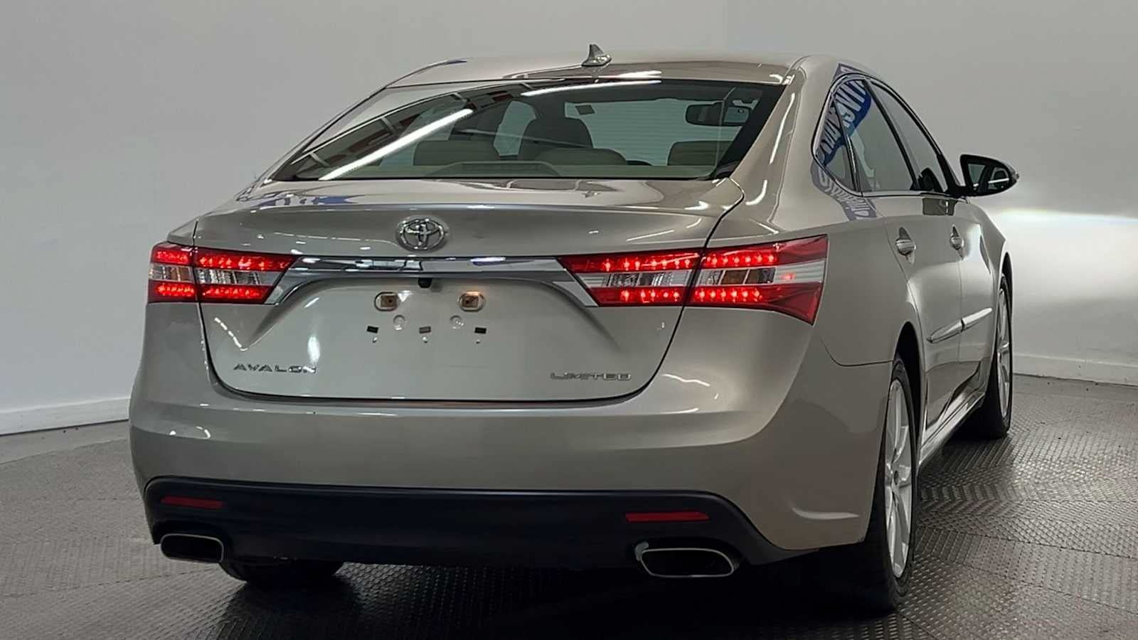 Used 2015 Toyota Avalon Limited w/ Technology Package FWD image 7