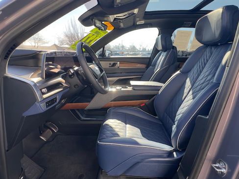 Used 2026 Cadillac Vistiq Premium Luxury image 15