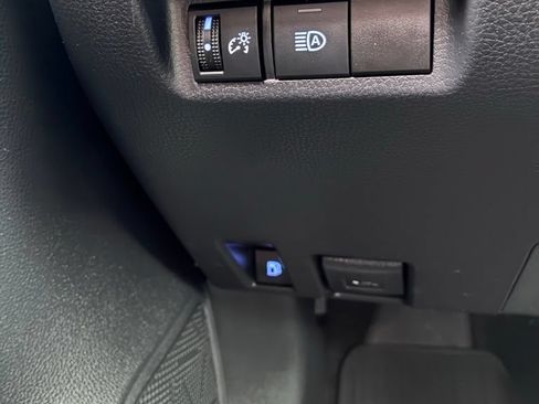 Used 2021 Toyota RAV4 LE AWD/4WD image 26
