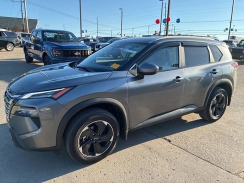 Used 2025 Nissan Rogue SV w/ SV Premium Package image 15