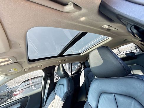 Used 2023 Volvo XC40 B4 Plus image 24