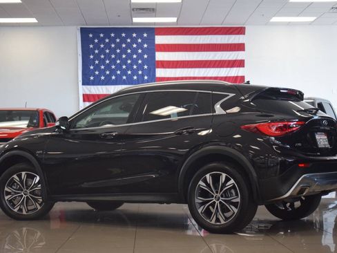 Used 2018 INFINITI QX30 Premium w/ Navigation Package AWD/4WD image 17