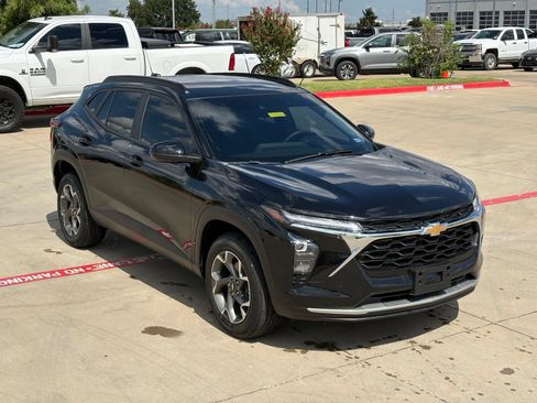 Used 2024 Chevrolet Trax LT FWD image 11