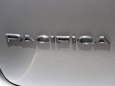 Used 2024 Chrysler Pacifica Touring-L FWD image 67