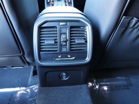 Certified 2026 Porsche Macan image 13