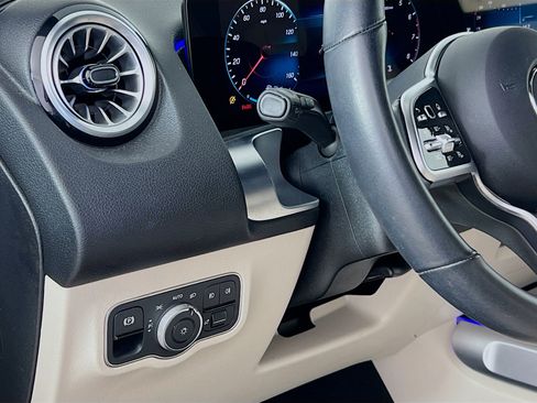 Used 2023 Mercedes-Benz GLB 250 w/ Premium Package image 10