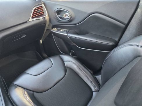 Used 2019 Jeep Cherokee Latitude Plus w/ Comfort/Convenience Group FWD image 21