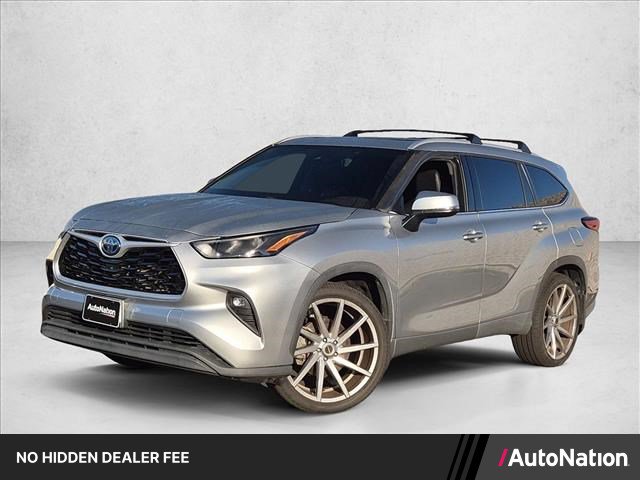 Used 2022 Toyota Highlander XLE FWD image 1