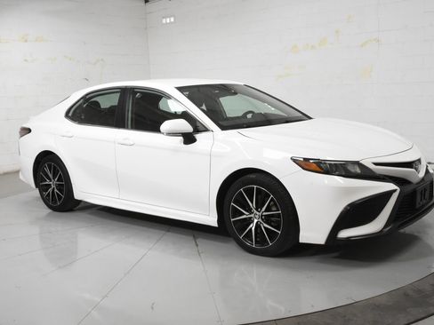 Used 2023 Toyota Camry SE FWD image 1
