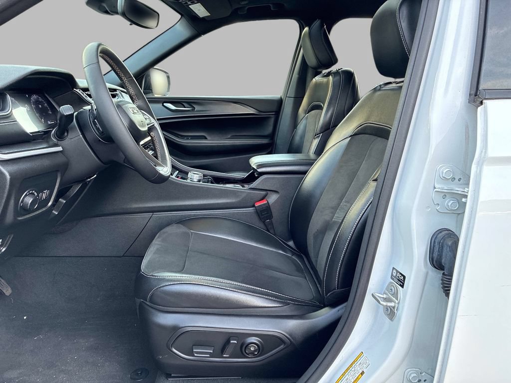 Used 2023 Jeep Grand Cherokee Altitude AWD/4WD image 19