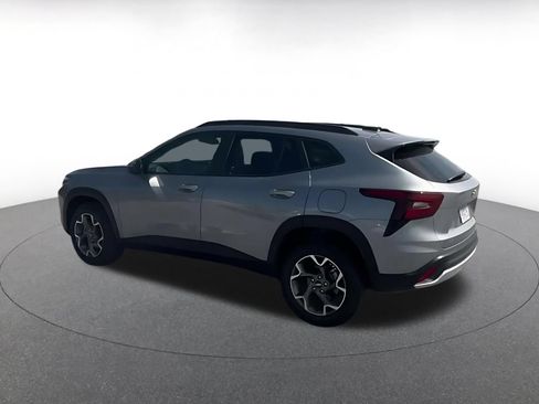 Used 2025 Chevrolet Trax LT FWD image 9