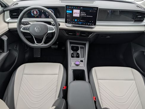Certified 2025 Volkswagen Tiguan SE AWD/4WD image 10