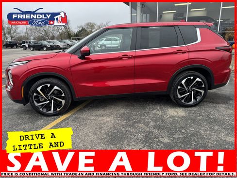 Used 2024 Mitsubishi Outlander SE image 2