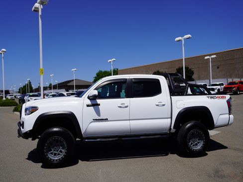 Used 2022 Toyota Tacoma TRD Off-Road w/ Technology Package AWD/4WD image 8