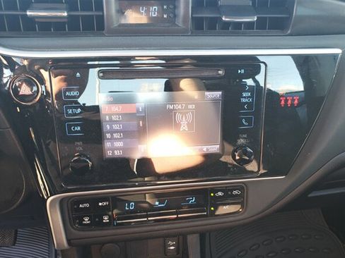 Used 2018 Toyota Corolla LE FWD image 12